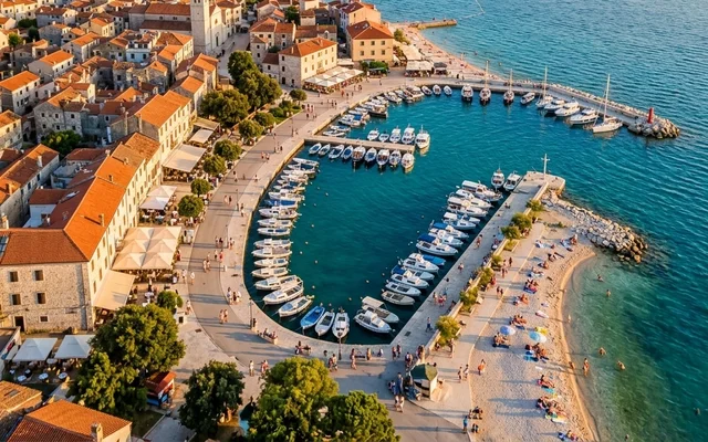 Ribarsko šetalište u Fažani sa pogledom na Brijunsko ostrvlje — Istra, Hrvatska